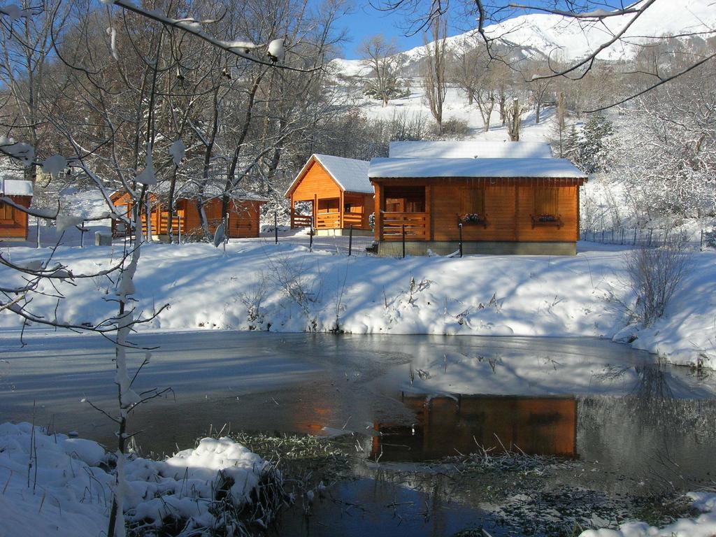Camping, Hôtel De Plein Air Les Cariamas Chateauroux-les-Alpes Bagian luar foto
